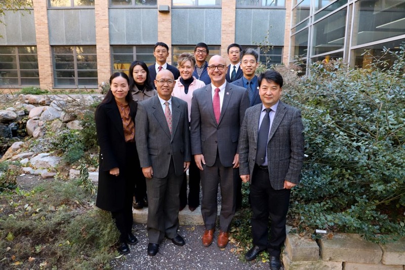 代表团与美国内布拉斯加林肯大学副董事长Michael Boehm教授、农业与自然资源公司经理Tiffany Heng-Moss教授座谈交流并合影留念0.jpg