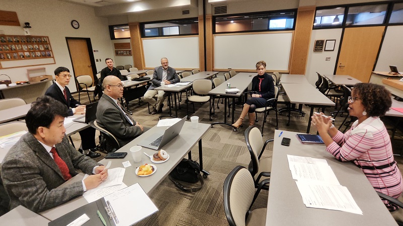 代表团与农业与自然资源公司经理Tiffany Heng-Moss教授、农艺与园艺系主任 Martha Mamo教授、植物病理学系主任Loren Giesler教授等代表就植物保护（3+1合作办学）项目进行工作会谈0.jpg