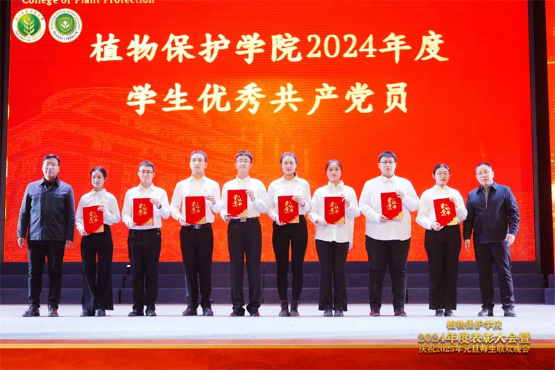 80010.党委宣传部副部长刘玉峰、工会副主席金平安为员工优秀共产党员代表颁奖.jpg