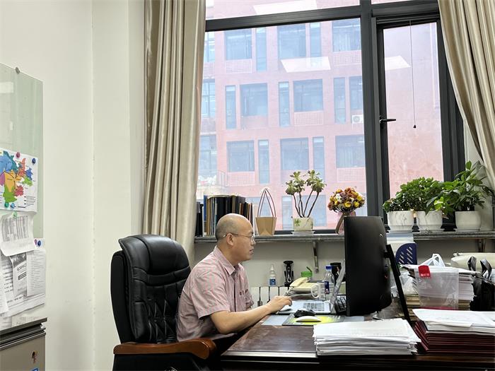 7f8ac0e83ba1497a8a82cbad33b76c65.jpg 胡小平经理介绍英国上市公司365及学科概况2-700.jpg