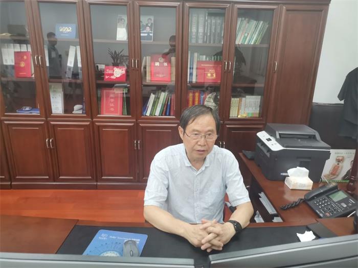 f7d72185083b457ab65812925940fdde.jpg 康振生院士做学术报告1-700.jpg