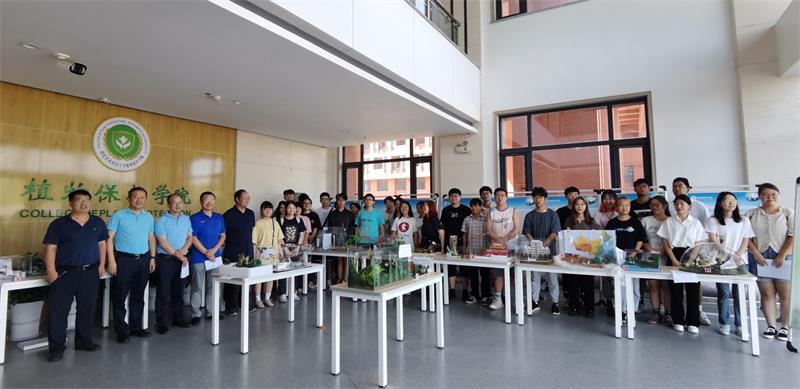 f8d9a991715e405683302ecb18b65dfc.jpg 竞赛评审专家与部分参赛者合影_800.jpg